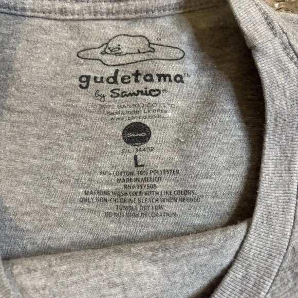 Sanrio Gudetama The Lazy Egg Under Bacon Blanket T-Shirt  Gray "weekends" Large - Picture 5 of 7